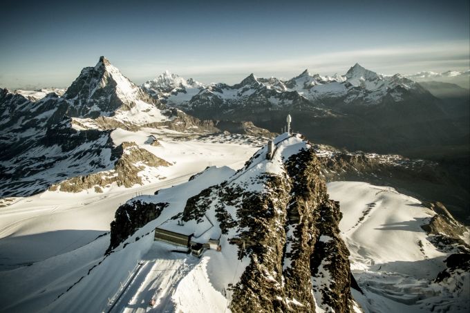 Schweizer Urgestein: Rund um das Matterhorn können Wintersportbegeisterte Ski fahren. Matterhorn Schnee