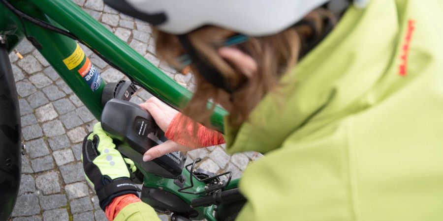 Rückenwind aus der Box: Die Energie fürs E-Bike stammt aus dem Akku - der sollte aber immer nach Gebrauchsanweisung genutzt und nie in Eigenregie repariert werden.