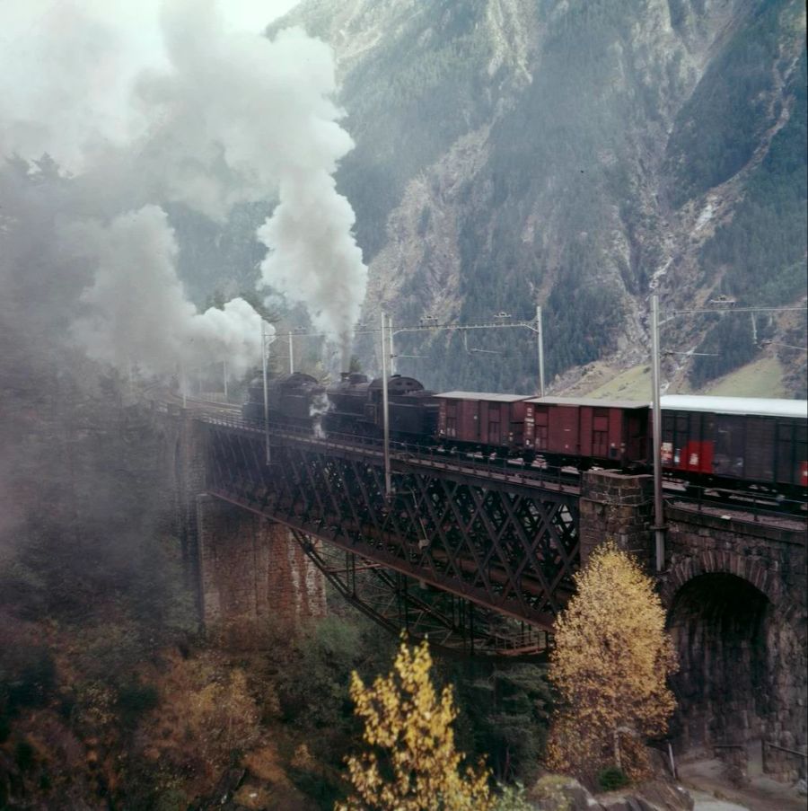 Zwei C 5/6 (besser bekannt als «Elefanten») ziehen einen Güterzug über die Meienreussbrücke in Richtung Gotthardtunnel und illustrieren eindrücklich, was E-Loks ihrer Umgebung an Emissionen ersparten.