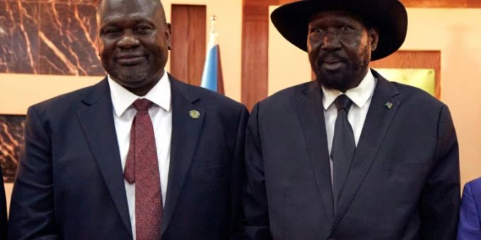 Machar und Kiir (rechts) unterzeichneten 2018 ein Friedensabkommen Machar und Kiir (rechts) unterzeichneten 2018 ein Friedensabkommen