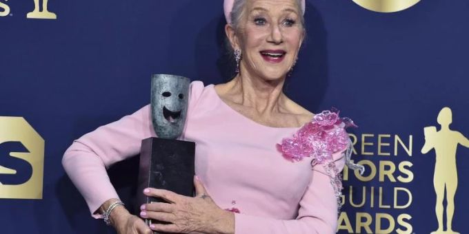 Mit Preis unterm Arm: Helen Mirren bei den Screen Actors Guild Awards. Foto: Jordan Strauss/Invision/dpa Mit Preis unterm Arm: Helen Mirren bei den Screen Actors Guild Awards. Foto: Jordan Strauss/Invision/dpa