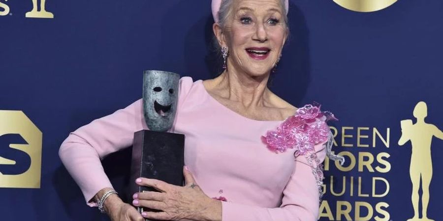 Mit Preis unterm Arm: Helen Mirren bei den Screen Actors Guild Awards. Foto: Jordan Strauss/Invision/dpa