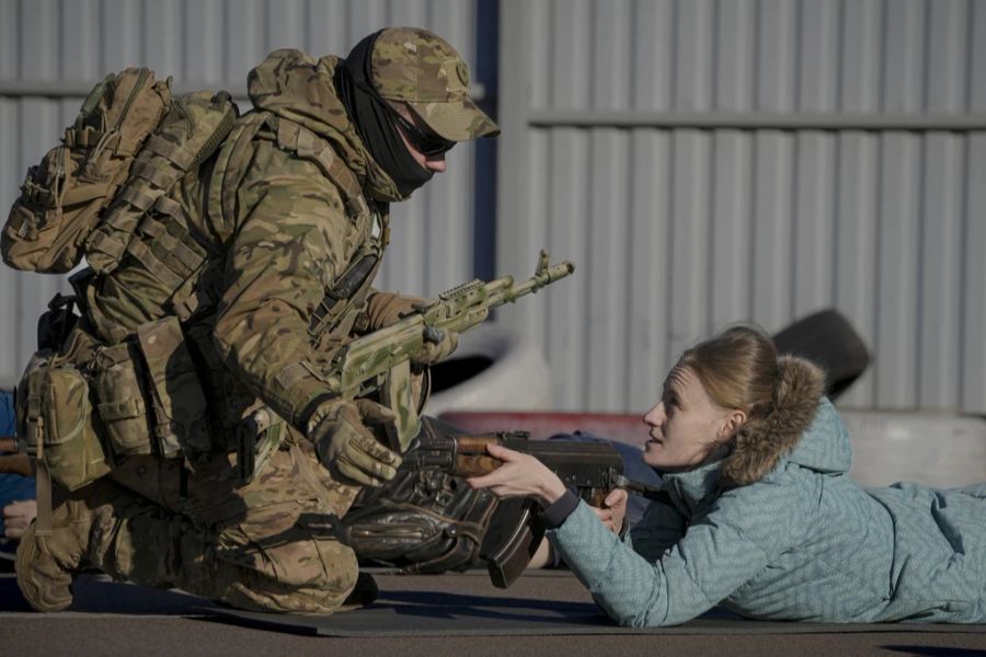 Zehntausende von Freiwilligen helfen bei der Verteidigung der Ukraine.