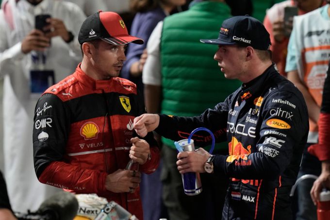 Charles Leclerc (Ferrari) und Max Verstappen (Red Bull) nach dem Saudi-Arabien-GP der Formel 1. Leclerc Max Verstappen