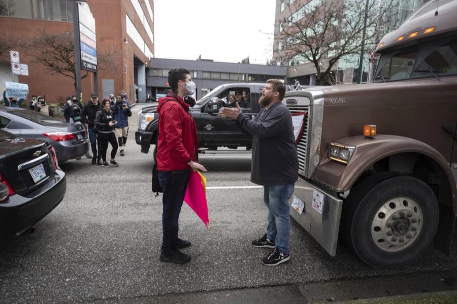 Oder stellen sich den Truck-Demonstranten auf Augenhöhe entgegen.