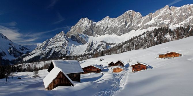 Bergpanorama Dachstein Schnee Hütten Holz