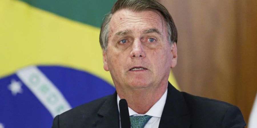 ARCHIV - Brasiliens Präsident Jair Bolsonaro spricht während einer Pressekonferenz im Planalto-Palast. Trotz Warnungen der US-Regierung vor einem möglicherweise bevorstehenden russischen Angriff auf die Ukraine hat Bolsonaro seine Reise nach Russland in der kommenden Woche bestätigt. Foto: Raul Spinasse/AP/dpa