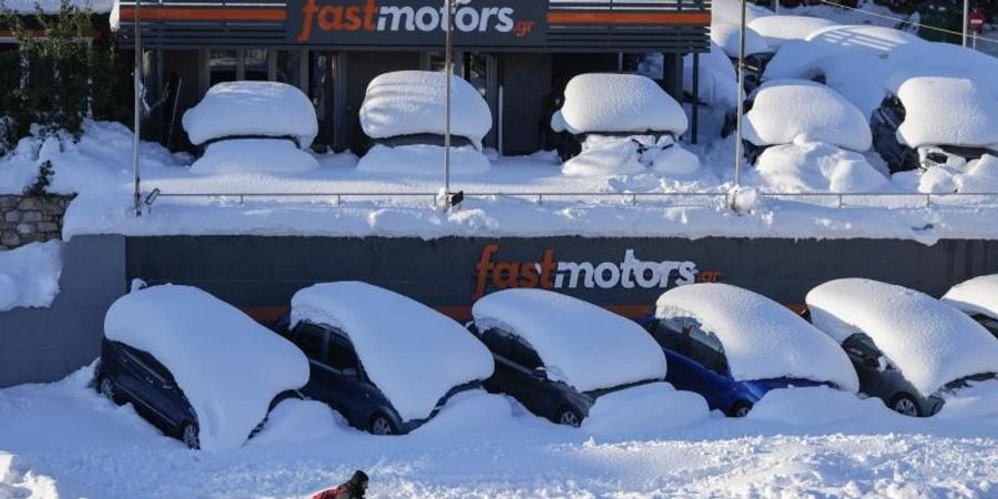 Über dem Grossraum Athen sind ungewöhnlich starke Schneefälle niedergegangen. Foto: Thanassis Stavrakis/AP/dpa