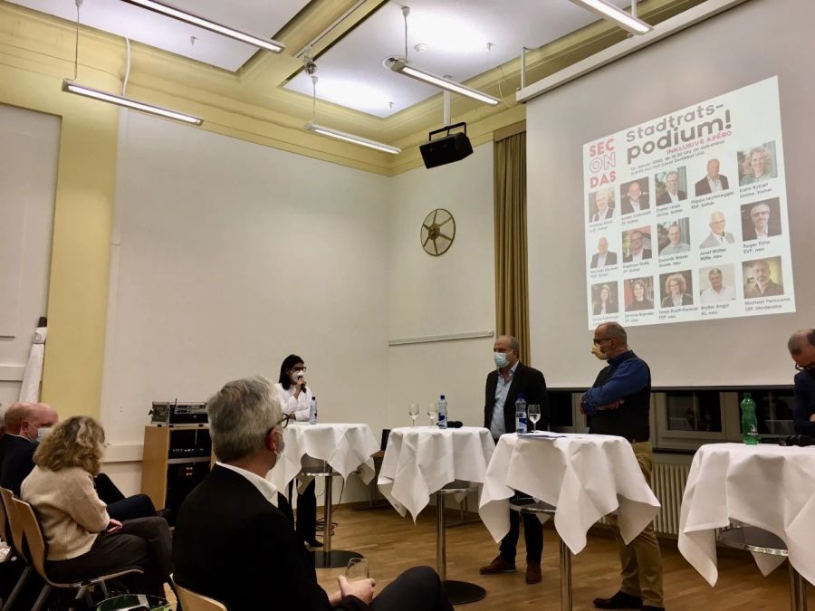 Serap Kahriman an einer Podiumsdiskussion von Secondas zum Thema Chancengerechtigkeit in Ausbildung und Beruf bei jungen Menschen mit Migrationshintergrund.