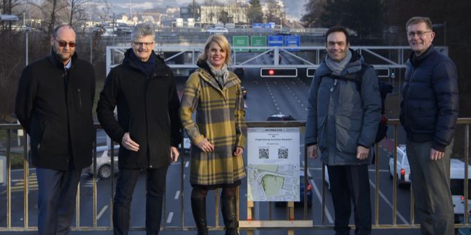 Jürg Röthlisberger, Direktor ASTRA, Marco Rupp, Gemeindepräsident Ittigen, Marieke Kruit, Direktorin für Tiefbau, Verkehr und Stadtgrün Stadt Bern, Thomas Iten, Präsident Kommission Verkehr der RKBM, und Christoph Neuhaus, Bau- und Verkehrsdirektor Kt. Bern, von links nach rechts, posieren vor der Autobahnanschluss Bern-Wankdorf, nach einer Medienkonferenz über den Start zur öffentlichen Auflage des Projekts «Umgestaltung Anschluss Wankdorf». wankdorf