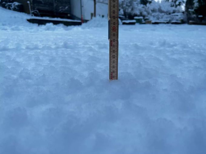 In Grüningen ZH hat es seit heute Nacht 11cm Schnee gegeben. Grüningen ZH Schnee