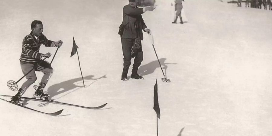 Sir Arnold Lunn (rechts) und Skifahrer Walter Amstutz an einem Rennen in Mürren. (Archivbild)