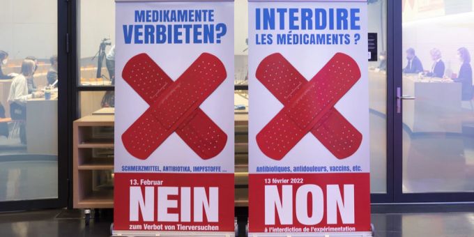 Kampagne-Banner für gegen die Annahme der Tierversuchsverbotsinitiative. Am 13. Februar ist die nächste Abstimmung. Gastbeitrag Tierversuch