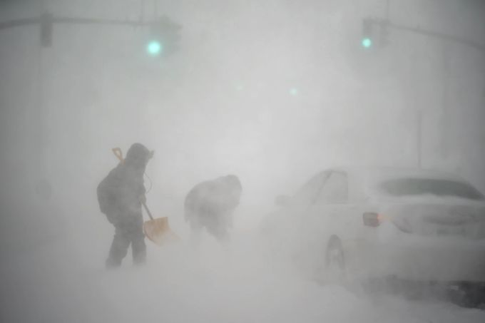 Anwohner helfen einem an einem Rotlicht eingeschneiten Autofahrer in Rhode Island aus der Patsche. APTOPIX Winter Weather