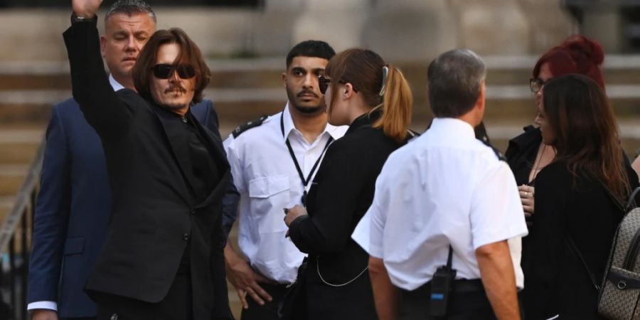 Im Streit zwischen dem US-Schauspieler Johnny Depp (mit Brille) und seiner Ex-Frau Amber Heard kommt es vor Gericht zu einem neuen Schlagabtausch. (Archivbild)