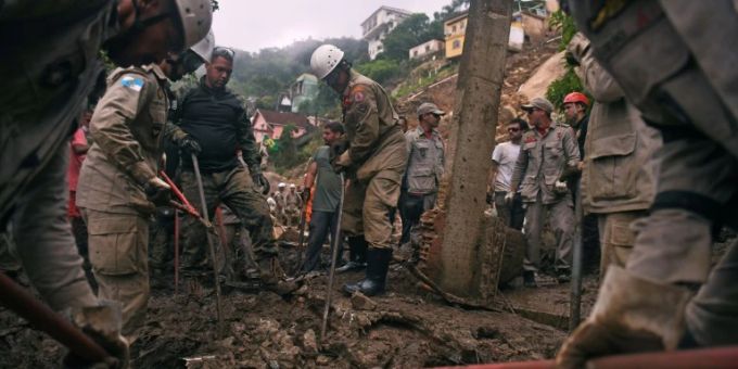 Rettungskräfte suchen nach Vermissten in Petrópolis. erdrutsch