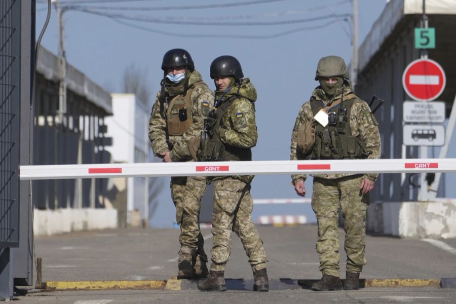 Seither ist der Ostukraine-Konflikt nicht mehr zur Ruhe gekommen. Ukrainische Soldaten bewachen die Grenze zu Russland.