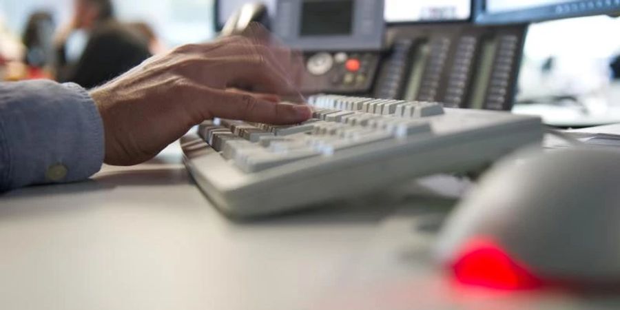 Viele Auszubildende sollten laut Kai Rannenberg, Experte für Cybersicherheit, in Sachen IT-Sicherheit besser geschult werden. Foto: Daniel Naupold/dpa