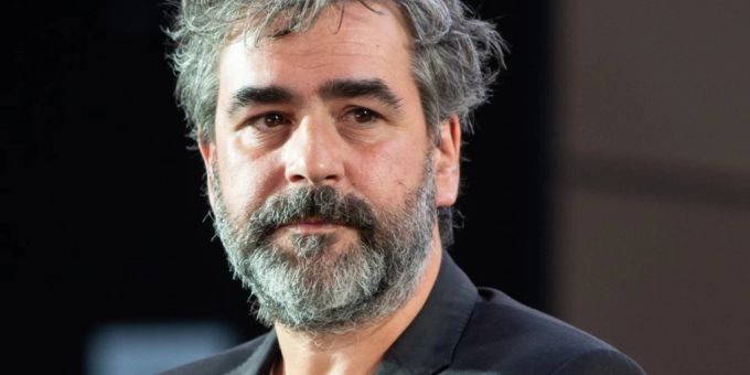 ARCHIV - Deniz Yücel, Journalist und amtierender Präsident des PEN-Zentrum Deutschland, steht in der Kritik, weil er sich auf einer offiziellen Veranstaltung im Rahmen des Literaturfestivals Lit.Cologne für einen Einsatz der Nato im Ukraine-Konflikt ausgesprochen hat. Foto: Swen Pförtner/dpa deniz yücel