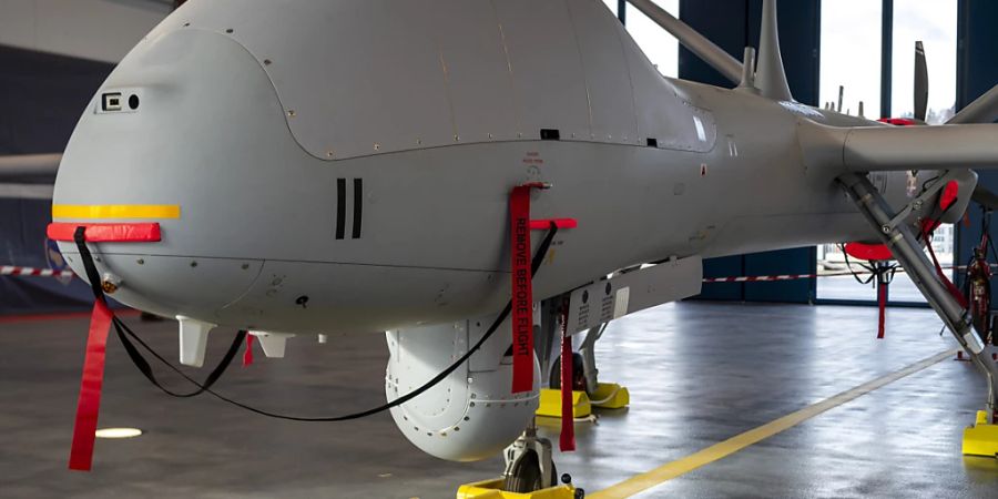 Eine Drohne des Typs Hermes 900 HFE  bei der Präsentation des Aufklärungsdrohnensystems 15 (ADS 15) im Dezember 2019 auf dem Militärflugplatz in Emmen LU. (Archivbild)