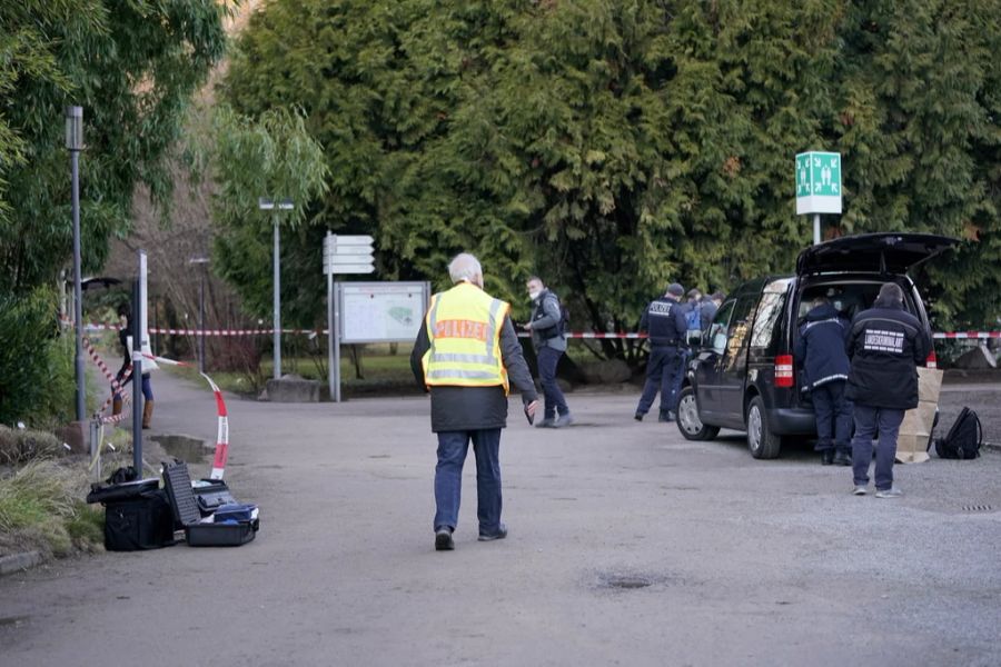 Die Polizei untersucht den Tatort bei der Uni Heidelberg (D).