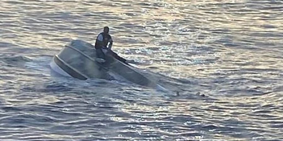 Foto der Küstenwache mit Gerettetem auf Boot