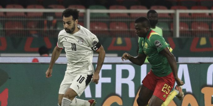 Kameruns Nouhou Tolo (r.) und Ägyptens Mohamed Salah kämpfen um den Ball. Mohamed Salah Afrika Cup