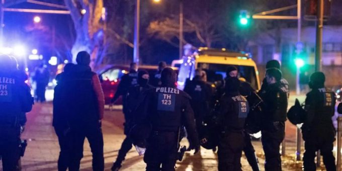 Die Polizei war mit zahlreichen Kräften im Einsatz. Foto: Sebastian Kahnert/dpa Die Polizei war mit zahlreichen Kräften im Einsatz. Foto: Sebastian Kahnert/dpa