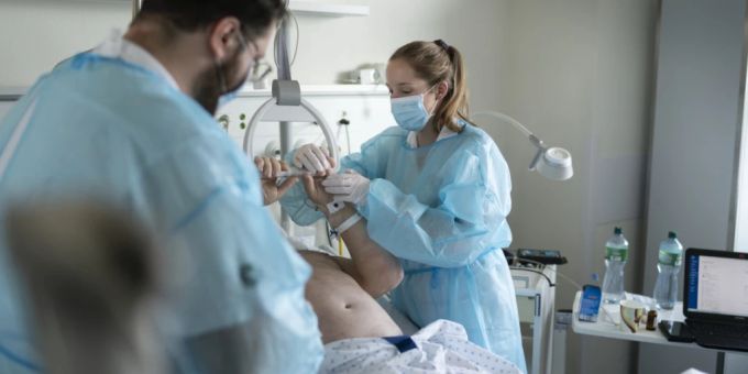 Trotz Omikron-Welle sind die Spitäler derzeit nicht überlastet. Wie sich die Rekordfallzahlen auf die Belegung der Intensivstationen auswirken werden, bleibt offen. (Archivbild) Coronavirus Omikron