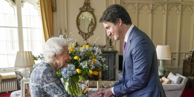 Queen Elizabeth gibt ihre erste Audienz dem Premier von Kanada, Justin Trudeau. queen elizabeth