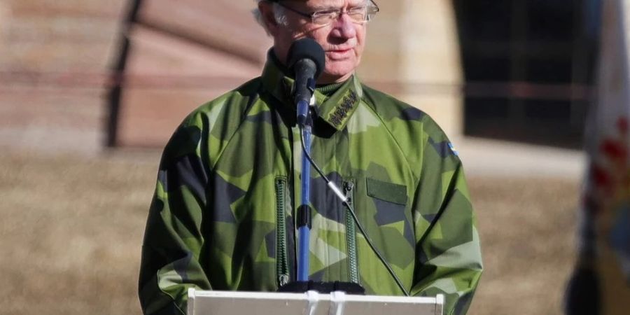 König Carl XVI. Gustaf von Schweden trug bei seiner Rede in Karlsborg Militäruniform.