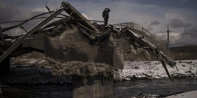 Ein Mann steht auf einer zerstörten Brücke in Irpin unweit der Hauptstadt Kiew. Foto: Felipe Dana/AP/dpa ukraine krieg