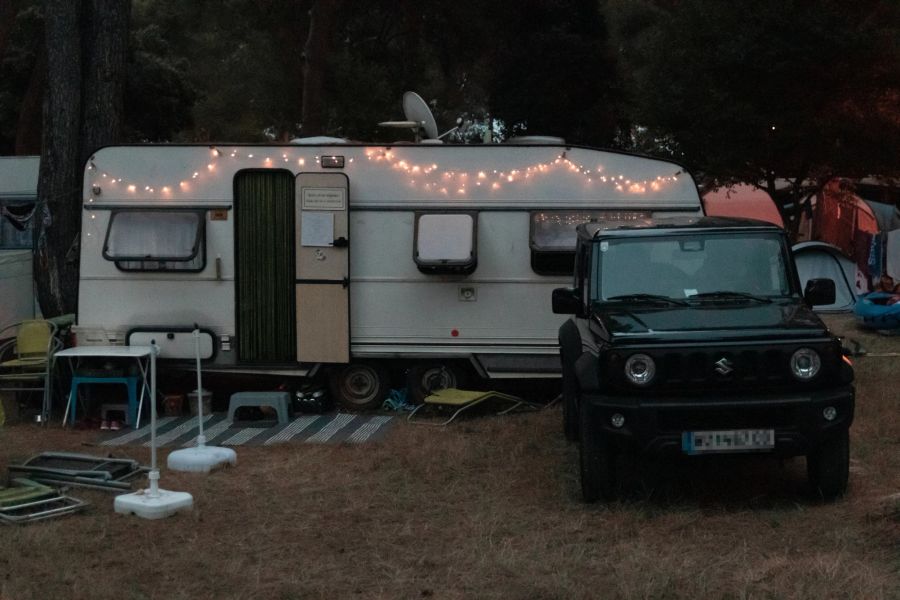 Der beste Ort für einen Wohnwagen ist immer noch der Campingplatz. Deswegen haben viele auch keine Duschen eingebaut. Der Platz wäre schlicht vergeudet, da es darin in beinahe jedem Fall unbequemer wäre als in der Zeltplatz-Dusche. Dazu gehört der Spaziergang über Wiesen und unter Sternen mit Tüchlein und Shampoo in der Hand zum festen Interieur von Zeltplatzferien.