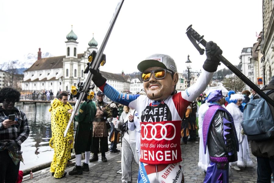 Oder etwas ganz Eigenes macht, wie dieser Beat Feuz an der Lozärner Fasnacht 2020.