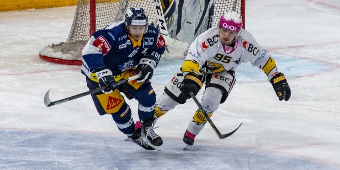 Lino Martschini (l.) im Dress des EV Zug. Lino Martschini National League