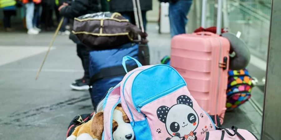Gepäck von Flüchtlingen im Berliner Hauptbahnhof. Seit Beginn des russischen Angriffs auf die Ukraine sind Zehntausende Kriegsflüchtlinge nach Deutschland gekommen. Foto: Annette Riedl/dpa