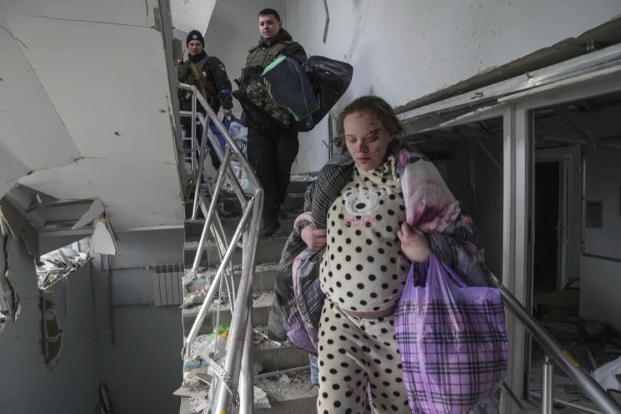 Die hochschwangere Marianna Podgurskaya verlässt das zerstörte Spital in Mariupol.