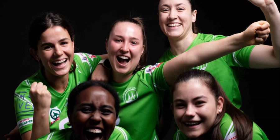 Merita Shabanaj, Lya Zeder, Cedrine Zanitti, Nasra Abdirahman, Samira Brunner, Spielerinnen SPL2 des Handball-Vereins Olten. - Olten