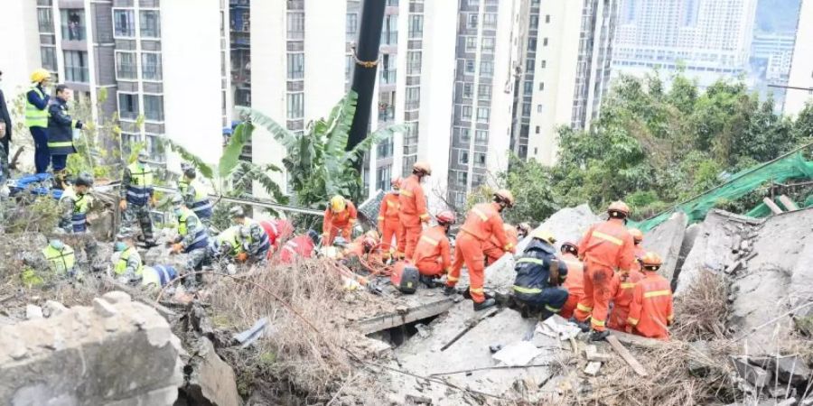 Rettungskräfte suchen nach Verschütteten am Ort der Explosion. Foto: -/XinHua/dpa