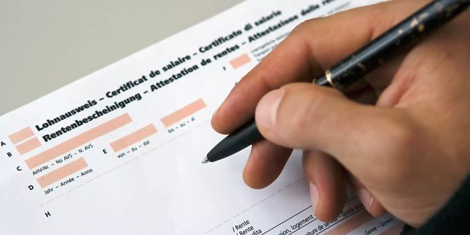 Steuerlich rupfen die Kantone und Gemeinden ihre Bewohnerinnen und Bewohner unterschiedlich: Zuger zahlen zum Beispiel drei Mal weniger als Genfer. (Symbolbild) Steuerlich rupfen die Kantone und Gemeinden ihre Bewohnerinnen und Bewohner unterschiedlich: Zuger zahlen zum Beispiel drei Mal weniger als Genfer. (Symbolbild)