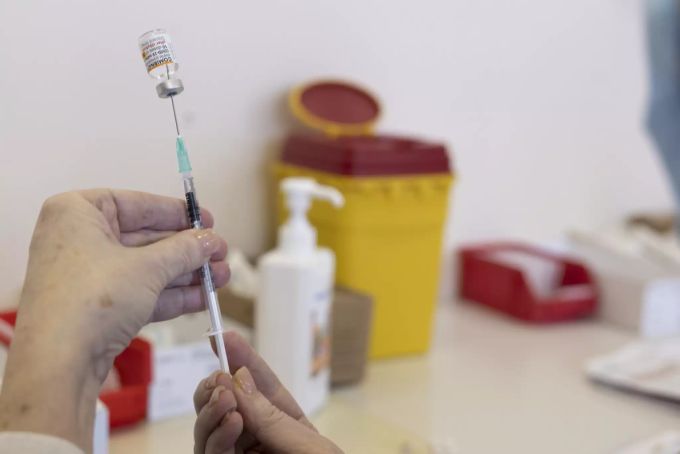 Eine Pflegefachfrau bereitet eine Impfung im Unispital in Genf vor. (Symbolbild) Impfung