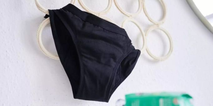 Periodenslips erobern zunehmend den Markt und sollen eine umweltfreundliche Alternative zu Wegwerfprodukten sein. Experten warnen jedoch vor Bioziden, die in manchen Slips enthalten sind. Foto: Annette Riedl/dpa Periodenslips erobern zunehmend den Markt und sollen eine umweltfreundliche Alternative zu Wegwerfprodukten sein. Experten warnen jedoch vor Bioziden, die in manchen Slips enthalten sind. Foto: Annette Riedl/dpa