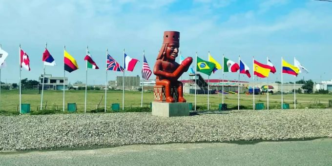 Die riesige Statue in Trujullo (Peru). Distrial de Moche