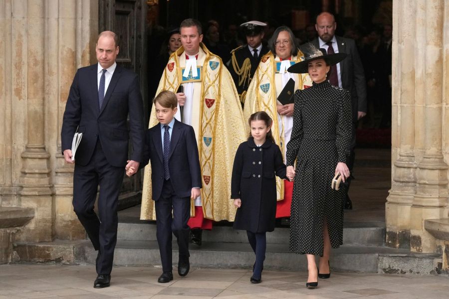 Nach dem Ende des Gedenkgottesdienstes verlassen Prinz William und Herzogin Kate mit ihren Kindern George und Charlotte die Westminster Abbey.