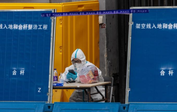 Einwohner von Shanghai dürfen ihre Wohnung nur für gewichtige Gründe verlassen, beispielsweise für einen Corona-Test. corona
