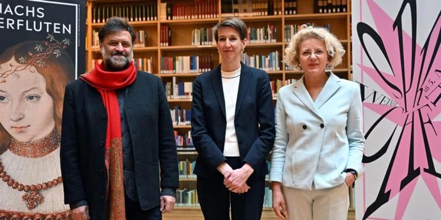 Die neuen Direktorinnen der Klassik Stiftung Weimar, Friederike von Rosenberg (M, Direktion Schlösser, Gärten und Bauten) und Annette Ludwig (Direktion Museen), sowie der neue Direktor Dirk Wintergrün (Direktion Digitale Transformation). Foto: Martin Schutt/dpa-Zentralbild/dpa