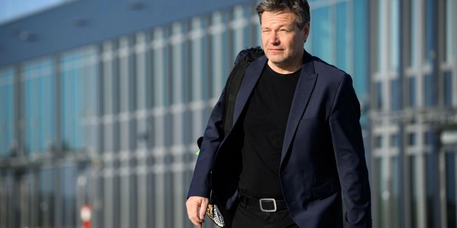 Kurz vor dem Abflug nach Katar: Robert Habeck auf dem militärischen Teil des Flughafens Berlin Brandenburg.