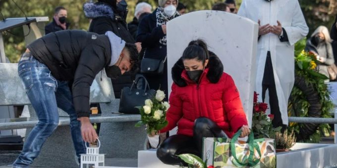 Angehörige der Anschlagsopfer auf dem Friedhof von Hanau Angehörige der Anschlagsopfer auf dem Friedhof von Hanau