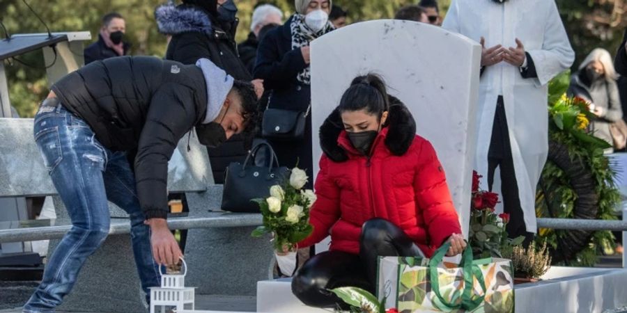 Angehörige der Anschlagsopfer auf dem Friedhof von Hanau