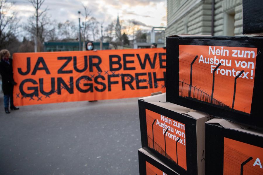 Personen verschiedener Organisationen reichen ein Referendum gegen die Finanzierung der Grenzschutzagentur Frontex ein, am 20. Januar 2021, in Bern.